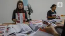 Komisi Pemilihan Umum (KPU) Jakarta Pusat mempekerjakan 80 orang dalam pelipatan surat suara Pemilihan Gubernur DKI Jakarta 2024. (Liputan6.com/Angga Yuniar)