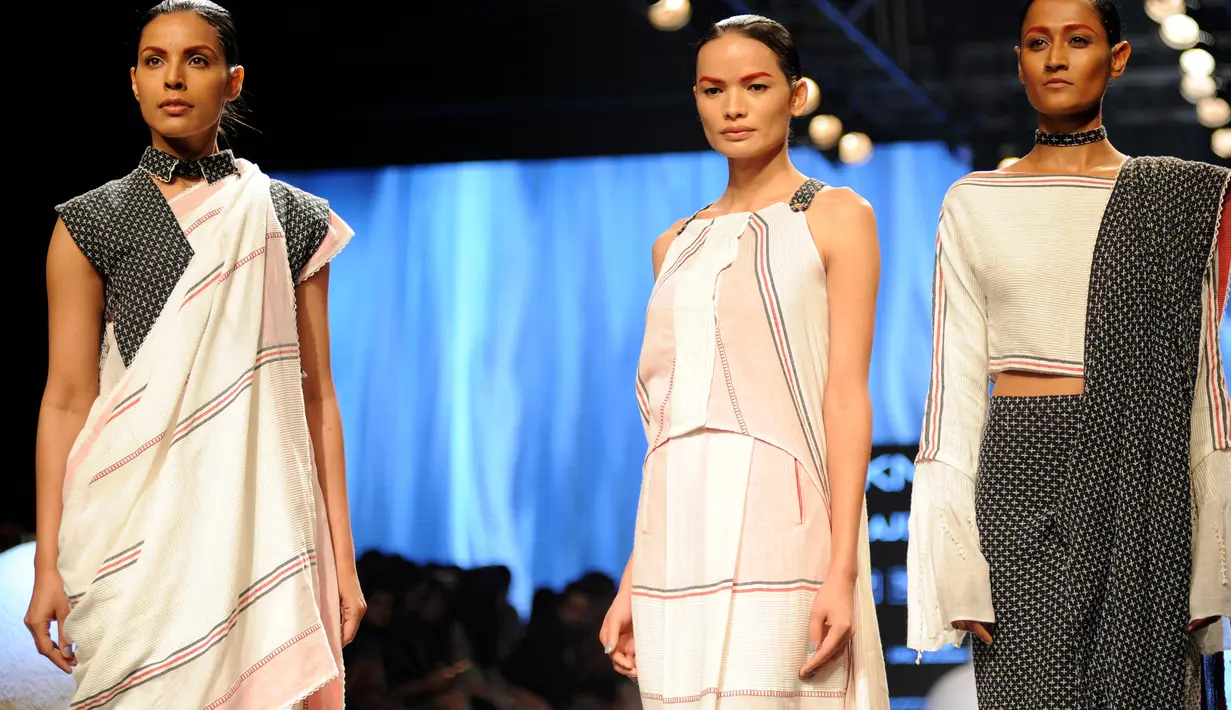 Model transgender pertama Nepal, Anjali Lama (tengah) memperagakan busana rancangan Gen Next di Lakmé Fashion Week Summer Resort 2017 di kota Mumbai, India (2/1). Anjali Lama lahir dengan nama Nabin Waiba, kina ia berusia 32 tahun. (Stringer / AFP)