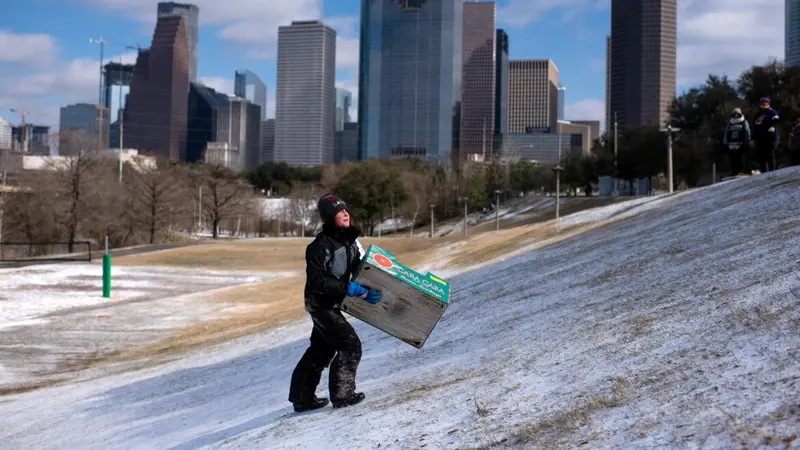 Badai salju dingin melanda Texas, Amerika Serikat hingga mengakibatkan pemadaman listrik di rumah-rumah warga.