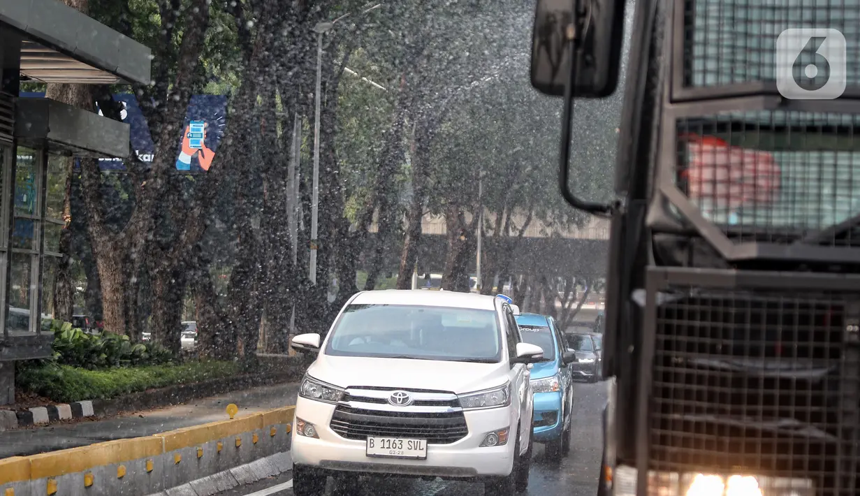 Pasokan air yang dipakai untuk menyiram jalan protokol berasal dari hasil penyulingan IPAL Setiabudi. (Liputan6.com/Angga Yuniar)