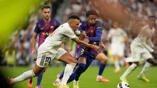 Alejandro Balde (Barcelona) mengawal Kylian Mbappe (Real Madrid) dalam laga La Liga 2025/2026 di Santiago Bernabeu, 26 Oktober 2025. (AP Photo/Bernat Armangue)