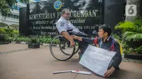 Fazlur Rahman, penyandang disabilitas (tunanetra) korban kecelakaan Commuter Line berunjuk rasa seorang diri di depan kantor Kementerian Perhubungan, Jakarta, Rabu (27/11/2019). Fazlur menuntut Kemenhub sebagai regulator untuk menindak tegas PT Kereta Commuter Indonesia. (Liputan6.com/Faizal Fanani)