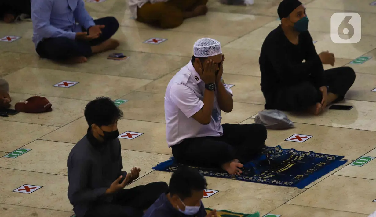 Jemaah berdoa saat menunaikan salat Jumat di Masjid Istiqlal, Jakarta, Jumat (11/2/2022). Di tengah lonjakan kasus Covid-19 di DKI, Masjid Istiqlal melakukan pembatasan jumlah jemaah maksimal 50 persen serta jam operasional pengunjung untuk shalat. (Liputan6.com/Herman Zakharia)