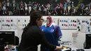 Pekerja memakaikan seragam timnas sepak bola Islandia rancangan Errea pada maneken di Torrile, dekat Parma, Italia Utara, (20/4). Seragam timnas Islandia ini merupakan rancangan perusahaan apparel olahraga asal Italia. (AFP Photo/Marco Bertorello)
