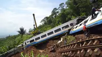 Proses perbaikan dijalur kereta di lokasi longsor di Tasikmalaya, Jawa Barat terus dilakukan. jalur baru yang dibuat PT. KAI tiga meter dari jalur semula.