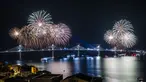 Kembang api menghiasi langit di lokasi pembangunan Jembatan Peljesac di Komarna, Kroasia, Kamis (29/7/2021).  Jembatan Peljesac yang didanai Uni Eropa di Kroasia selatan yang dibangun oleh perusahaan milik negara China dibuka Rabu malam. (AP Photo)