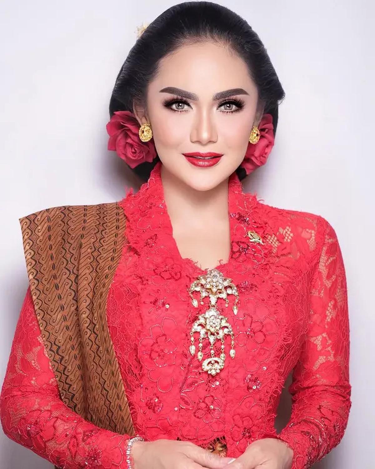 8 Inspirasi Batik dan Kebaya Merah Putih ala Kris Dayanti, Cocok untuk Hari Kemerdekaan 17 Agustus 1945 HUT RI ke-80