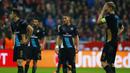 Para pemain Arsenal terlihat sedih usai kalah dari Bayern Munchen  pada lanjutan Liga Champion di Allianz Arena, Munich, Jerman, Kamis (5/11/15) dini hari. Bayern menang 5-1. (Reuters / Michael Dalder)