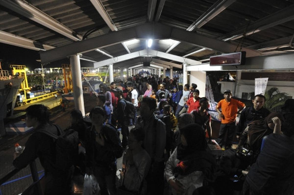 Ratusan pemudik padati Pelabuhan Merak