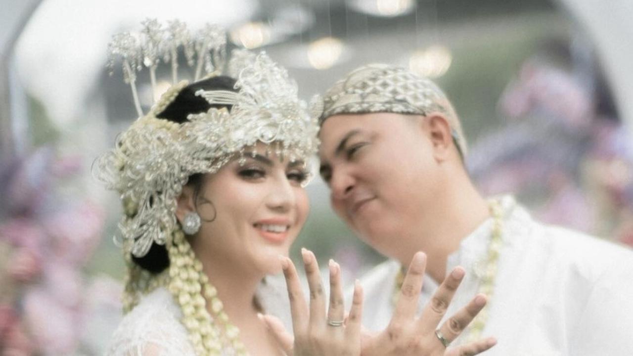 Memperlihatkan Cincin Kawin
