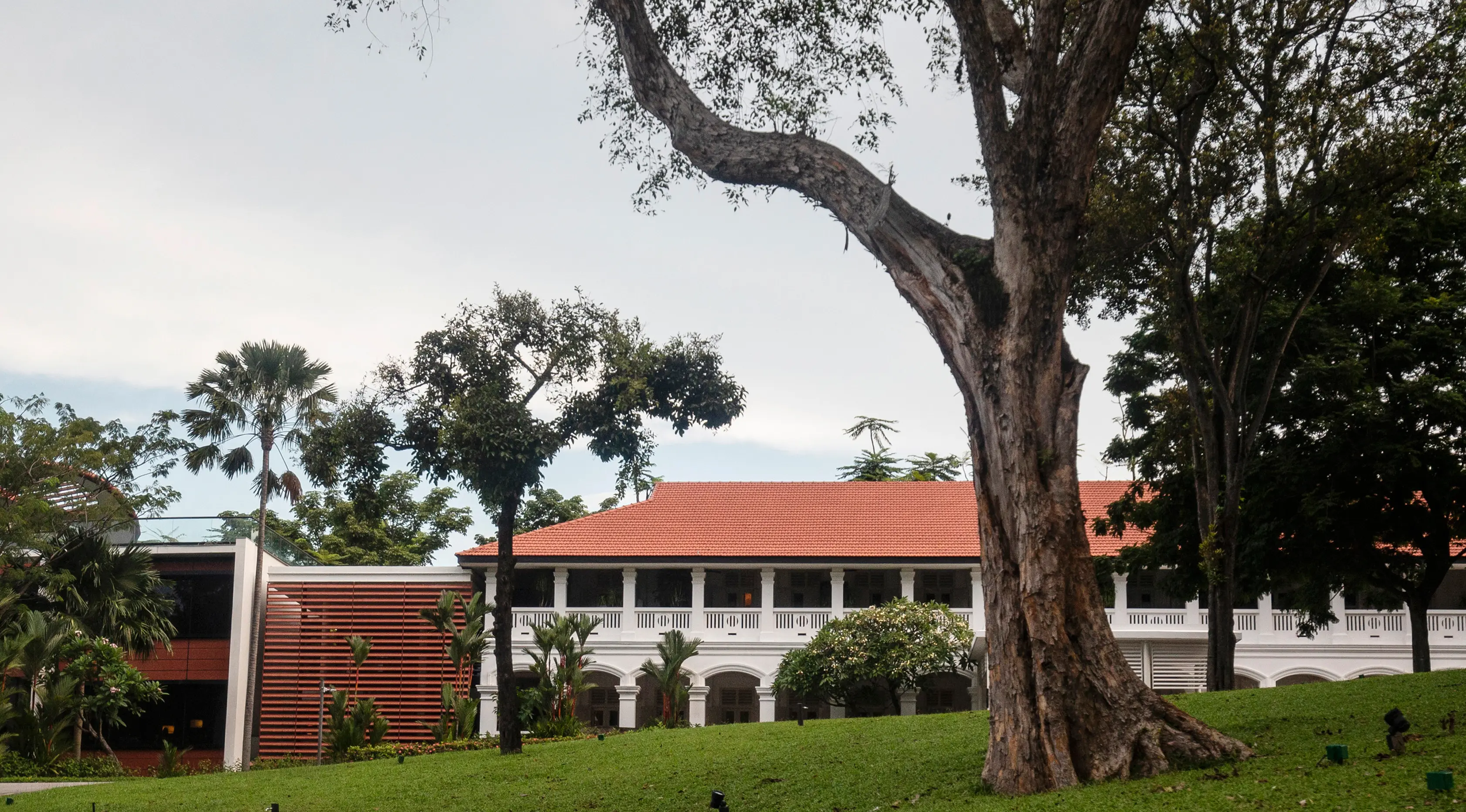 Hotel Capella terlihat dari ruang terbuka hijau di Pulau Sentosa, Singapura, Selasa (5/6). Menurut juru bicara Gedung Putih, Donald Trump dengan Kim Jong-un akan bertemu untuk pertama kali di hotel itu pada 12 Juni mendatang. (AP/Yong Teck Lim)