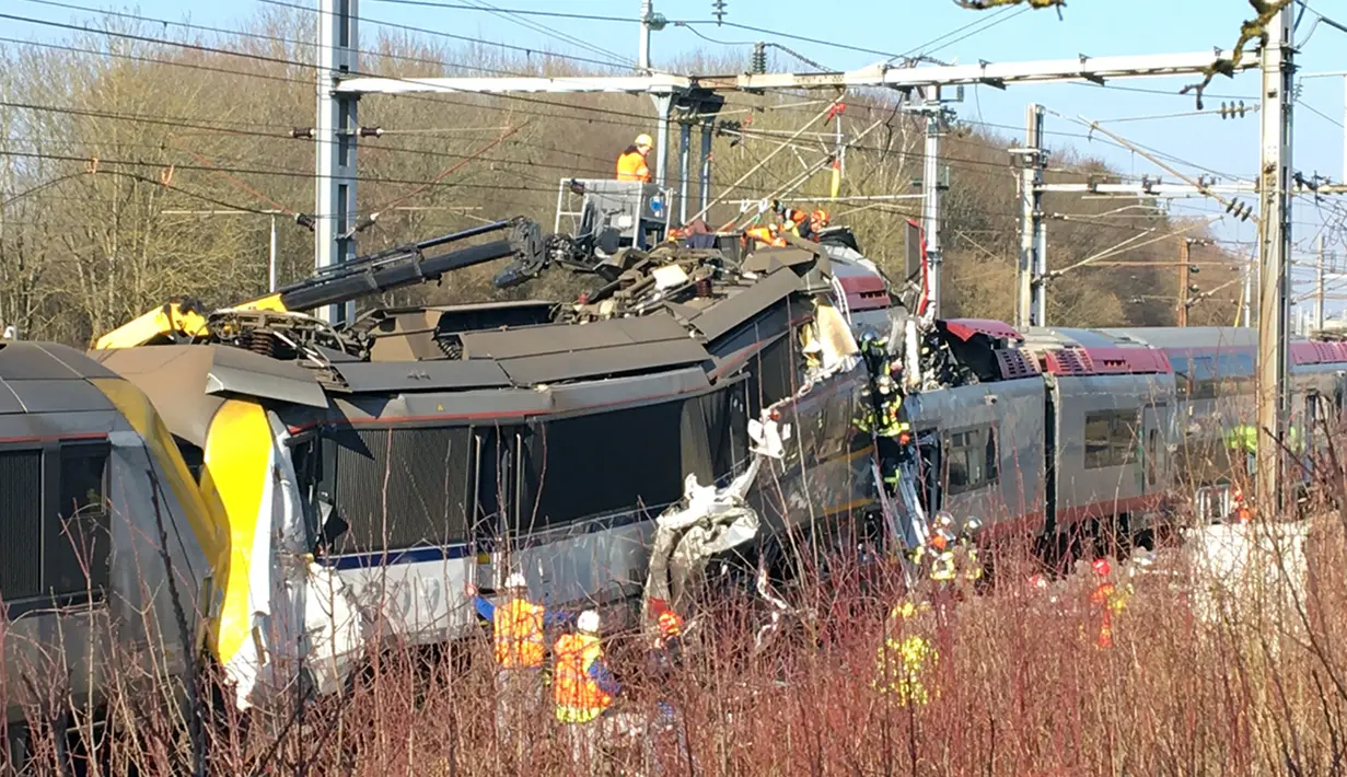 Sebuah kereta penumpang dan kereta barang bertabrakan antara Bettembourg dan Zoufftgen di Luxembourg, Selasa (14/2). Satu orang dinyatakan tewas dalam peristiwa tersebut. (AFP PHOTO/POLICE GRAND-DUCALE)