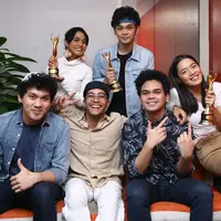 Kolaborasi dua grup musik GAC dan The Overtunes berbuah manis. Meski tak menargetkan untuk meraih piala, para personel ini mengaku senag bisa meraih penhargaan dalam ajang Anugerah Musik Indonesia (AMI) Award 2017. (Nurwahyunan/Bintang.com)