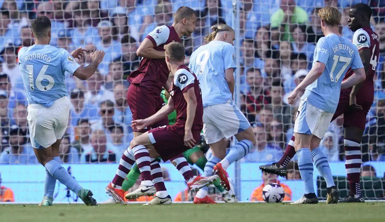 Gelandang Manchester City, Rodrigo (kiri) mencetak gol ketiga timnya ke gawang West Ham United pada laga pekan terakhir Liga Inggris 2023/2024 di Etihad Stadium, Manchester, Minggu (19/5/2024). (AP Photo/Dave Thompson)