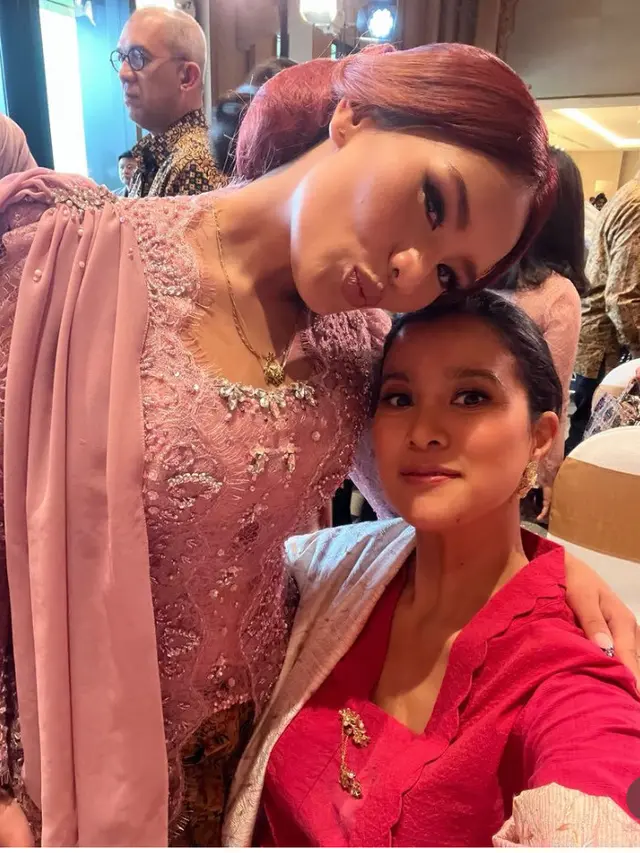 Marcella Zalianty kenakan kebaya saat Hadir Siraman Aaliyah Massaid. [@marcella.zalianty]