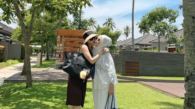 Ayu Ting Ting rayakan Ulang Tahun Ibundanya dengan mengajak liburan. [@ayutingting92]