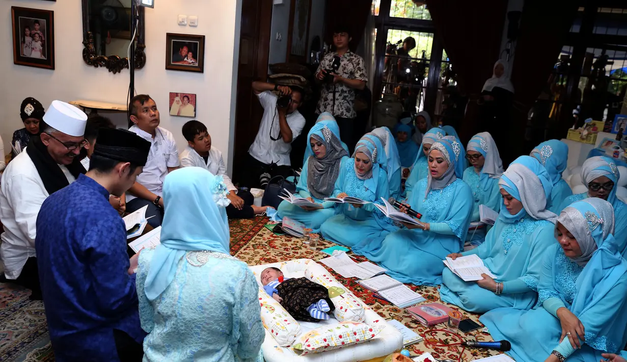 Tamu undangan yang menghadiri aqiqah Dude Harlino & Alyssa Soebandono juga menggunakan warna biru.