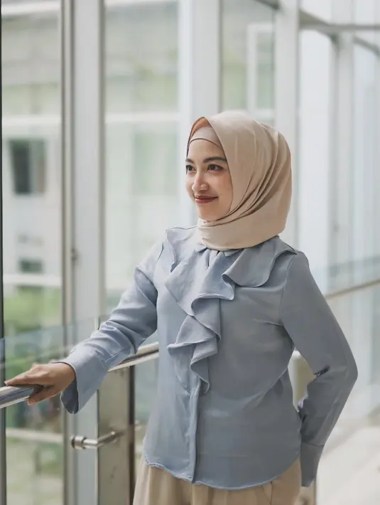 Ia tampil lebih istimewa dengan kemeja aksen ruffle. [Foto: Instagram/ pramaisshelarinda.md]