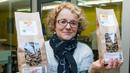 Pemilik "L'Atelier a pates" (toko pasta), Stephanie Richard menunjukkan kemasan pasta yang menggunakan tepung serangga dari belalang dan jangkrik di Thiefosse, Prancis, 8 Februari 2016. (JEAN-Christophe Verhaegen/AFP)