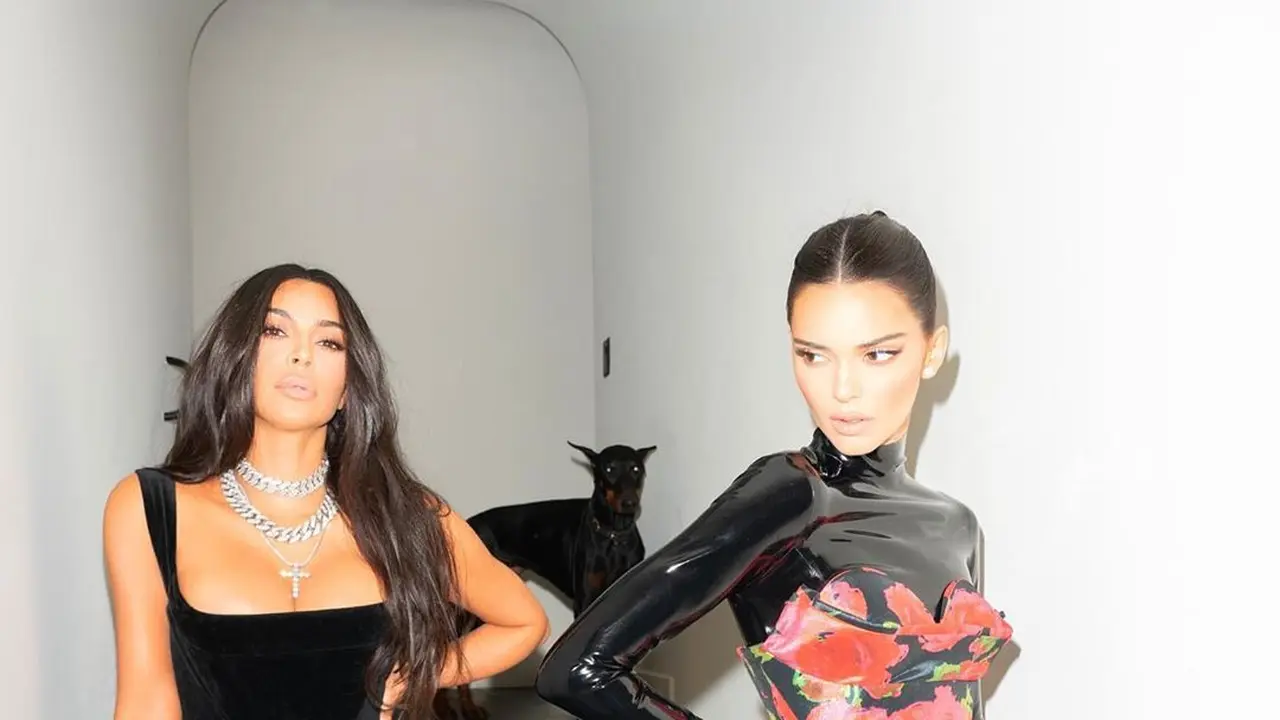 [Fimela] Kim Kardashian dan Kendall Jenner