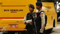 Petugas Kepolisian bersiaga menjaga keamanan di Terminal Blok M Jakarta, Senin (21/12/2015). Bus sekolah dikerahkan untuk mengantisipasi penumpukan penumpang seiring mogoknya sejumlah sopir metromini. (Liputan6.com/Helmi Fithriansyah)