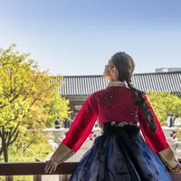 Memakai pakaian Korea Selatan di negaranya langsung bisa membuat liburanmu semakin berwarna dan menyenangkan. (Foto dok: Freepik/wirestock).