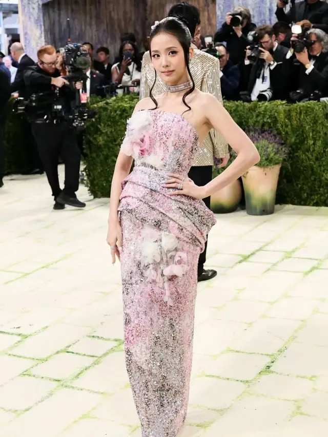 Debut Manis Jisoo di Met Gala 2026, Tampil Serba Pink Bak Putri Dior yang Berkilau
