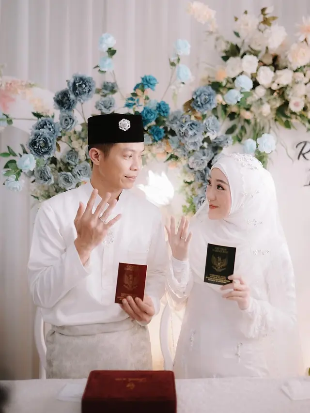 6 Potret Bahagia Larissa Chou dan Ikram Rosadi Pamer Cincin dan Buku Nikah Usai Akad