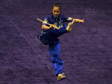 Atlet wushu Indonesia, Felda Elvira Santoso, tampil pada SEA Games nomor gunshu putri di KLCC, Kuala Lumpur, Minggu (20/8/2017). Felda berhasil meraih medali perunggu dengan meraih nilai 9,62. (Bola.com/Vitalis Yogi Trisna) 
