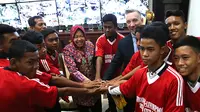 Wali Kota Surabaya Tri Rismaharini dan Wakil Wali Kota Liverpool Gary Millar bersama 10 anak yang berangkat untuk berlatih bersama The Reds. (Liputan6.com/Dian Kurniawan)