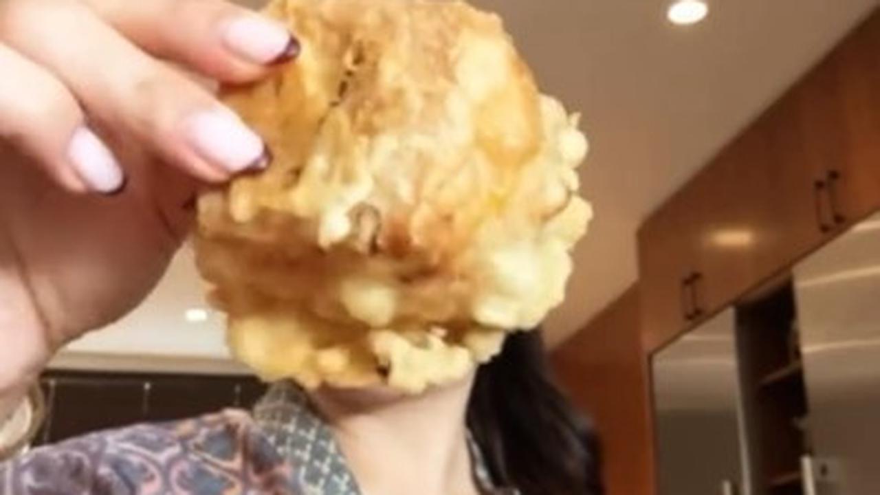 Menurut Nikita, tahu isi adalah camilan yang tidak boleh dilewatkan. Gorengan memang menjadi kecintaan banyak orang Indonesia!<br><br>
