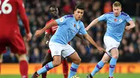 Gelandang Manchester City, Rodri Hernandez (tengah), saat bersua Liverpool pada laga pekan ke-12 Premier League di Stadion Anfield, Minggu (10/11/2019). (AFP/Paul Ellis)