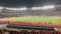 Skuad Timnas Bahrain memasuki lapangan SUGBK, Jakarta, Selasa (25/3/2025) untuk menjalani  pemanasan jelang laga melawan Timnas Indonesia. (Bola.com/Hery Kurniawan).