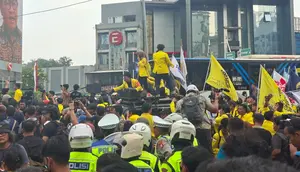 Massa BEM UI Tertahan di UOB, Bawa 8 Tuntutan