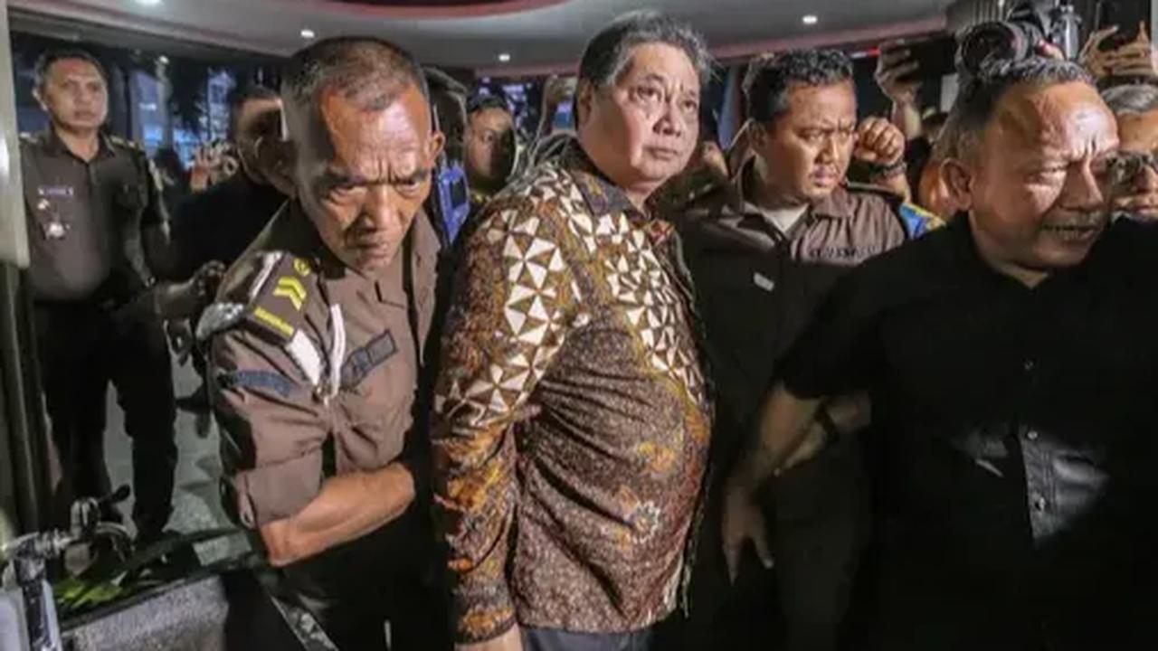Menurut Ketut, masih ada saksi lain yang diperiksa bersamaan dengan Airlangga Hartarto. Hanya saja dia belum merinci siapa saja pihak-pihak yang dimaksud.