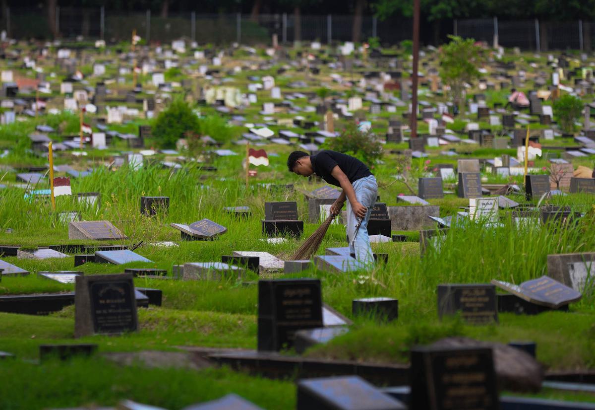 FOTO: Jakarta Krisis Makam: Warga Terpaksa Gunakan Sistem Tumpang