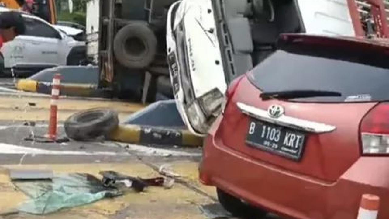Kemudian menabrak mobil Hyundai putih B-1061-SPW selanjut berturut-turut menabrak mobil box putih D-8633-YR dan truk kuning terbalik.
