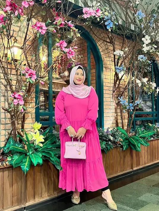 Tampil serba pink saat hangout, Tasyi memadukan dress a-line dengan tas Hermes birkin warna senada dengan pashmina-nya. [Foto: IG/tasyiiathasyia].