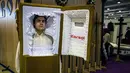 Seorang pria yang menyamar sebagai peti mati berpartisipasi dalam pameran pemakaman di Moskow, Rusia, pada Selasa (26/10/2021). Pameran pemakaman tahunan tersebut telah dibuka di Moskow meskipun ada peningkatan kasus pandemi virus corona COVID-19. (Dimitar DILKOFF / AFP)