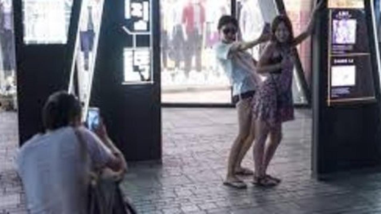 Remaja foto-foto depan toko Uniqlo di China usai heboh video mesum
