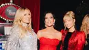 Paris Hilton juga tak kalah glamor dengan gaun sequin berkilau, berpose serasi bersama sang ibu, Kathy Hilton. [@krisjenner].