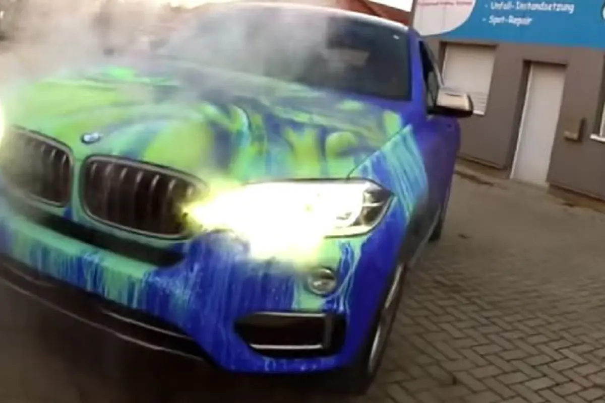 Disiram Air Panas, Cat BMW X6 Berubah Warna Seketika