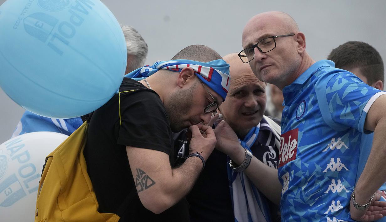 Fans Napoli kini harus bersabar dalam meraih gelar juara Serie A musim ini. (AP Photo/Gregorio Borgia)