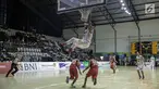 Pebasket putra Indonesia Johnson melakukan slam dunk saat melawan Timor Leste dalam kualifikasi 18th Asian Games Invitation Tournament di Jakarta, Kamis (8/2). Indonesia membantai Timor Leste dengan skor 135-30. (Liputan6.com/Faizal Fanani)