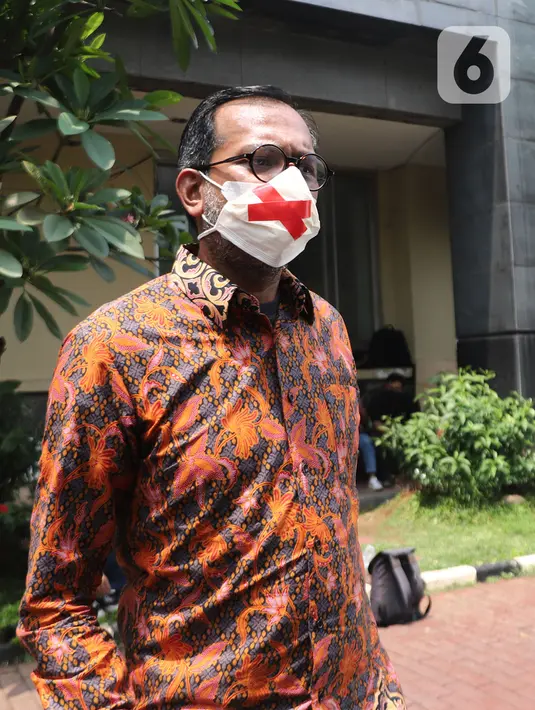 Direktur Lokataru Haris Azhar usai memenuhi panggilan mediasi di Polda Metro Jaya, Kamis (21/10/2021). Haris Azhar memenuhi panggilan mediasi berkaitan dengan dugaan pencemaran nama baik yang dilaporkan Menko Bidang Kemaritiman dan Investasi Luhut Binsar Pandjaitan. (Liputan6.com/Herman Zakharia)