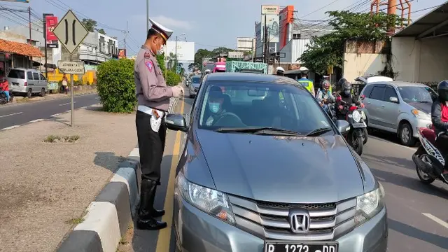 Cerita Petugas Putar Balik Pemudik Nekat di Jalur Pantura Cirebon