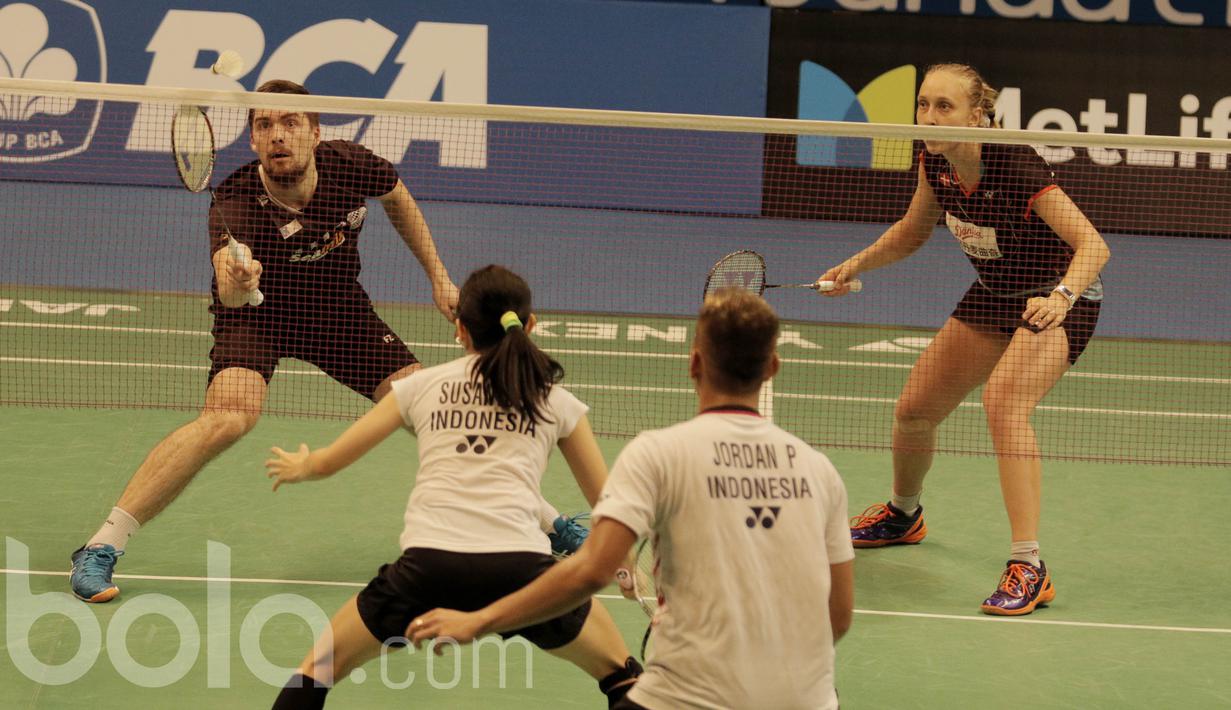 Pasangan Denmark, Mathias Christiansen/Sara Thygesen, melawan pasangan Indonesia, Praveen Jordan/Debby Susanto, di JCC, Selasa (13/6/2017). Pasangan Indonesia takluk  21-15, 19-21, 11-21. (Bola.com/M Iqbal Ichsan)