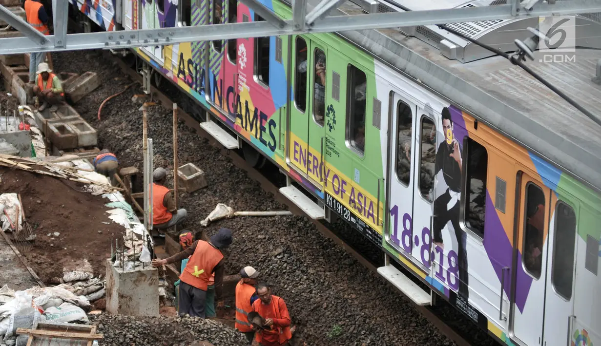 Aktivitas pekerja saat menyelesaikan pembangunan Stasiun Klender, Jakarta, Selasa (24/4). Pengoperasian DDT Manggarai-Cikarang membuat lima stasiun pendukungnya akan memiliki empat jalur. (Merdeka.com/Iqbal Nugroho)