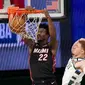 Pemain Heat Jimmy Butler melakukan dunk saat melawan Bucks di semifinal wilayah timur NBA (AP)