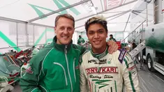 Philo Paz Patric Armand adalah pembalap Formula 2. Tentu sebagai seorang pembalap, pasti mengenal Michael Schumacher seorang pembalap legenda yang diidolakan oleh para pembalap muda. Ia pun sempat berfoto bersama dengannya. (Liputan6.com/IG/@illopaz)